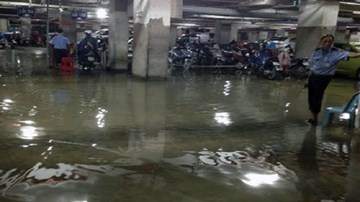 Chung cư giữa TP.HCM vẫn khổ vì ngập nước