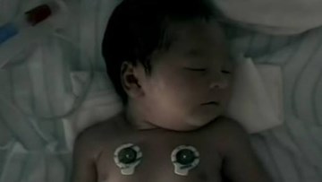 Rơi nước mắt cảnh em bé hồi sinh nhờ tình yêu của mẹ