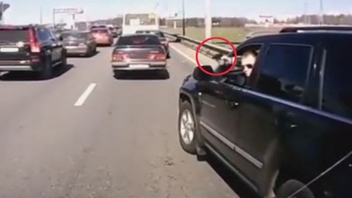 Rút súng dọa tài xế khác để giành đường