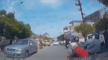 Bố chở con nhỏ vượt ẩu bị ô tô đâm ngã