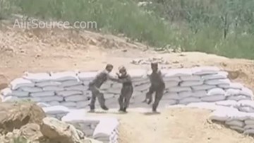 Suýt mất mạng vì nữ binh sĩ ném lựu đạn trúng rào chắn