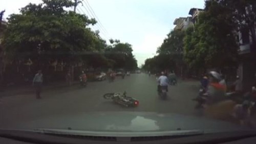 Bị quẹt tay lái đôi nam nữ suýt bị ô tô cán qua người