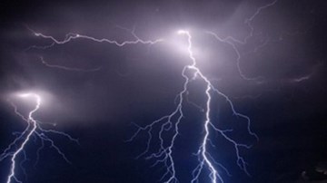 Hai vợ chồng trú mưa bị sét đánh chết tại chỗ