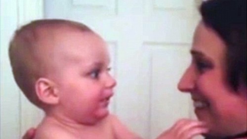 Ngộ nghĩnh khoảnh khắc bé lần đầu gặp chị em song sinh của mẹ