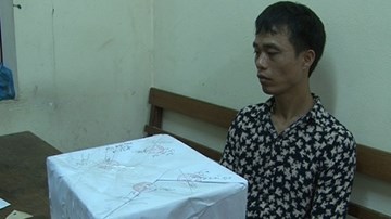 Xách 2,5kg ma túy đá qua cửa khẩu