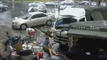 Hai ô tô đâm nhau gây tai nạn liên hoàn khủng khiếp
