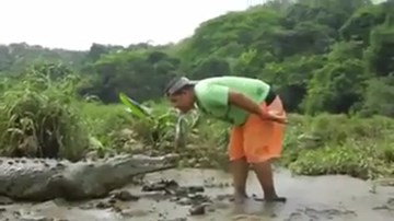 Thất kinh xem người đàn ông 'câu' cá sấu bằng miệng