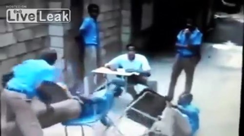 Thanh niên tát ngã 3 người vì bị trêu tức trong lớp