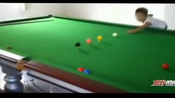 Thần đồng bida 3 tuổi gây sốt cộng đồng mạng