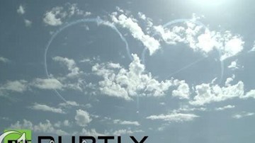 Máy bay Nga làm xiếc, vẽ trái tim đẹp mắt trên không trung