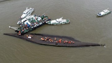 Khoảnh khắc cuối cùng của tàu chở 458 người trước khi chìm