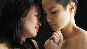 Thư Kỳ rơi lệ trong vòng tay ''người tình đồng giới''