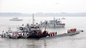 Bắt đầu trục vớt tàu chìm trên sông Trường Giang
