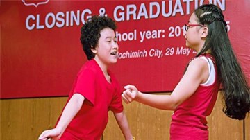 Phương Mỹ Chi nhảy theo nhạc 