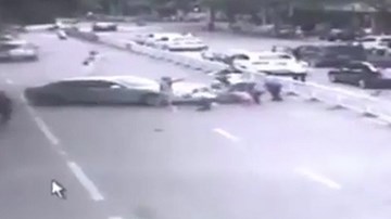 Người đi đường chung sức nâng ô tô cứu người