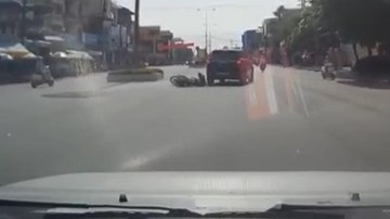 Thiếu nữ suýt mất mạng dưới bánh xế hộp vì sang đường ẩu