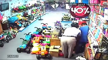 Khách nước ngoài dùng chiêu 'thôi miên' lấy tiền trong cửa hàng ở Hà Nội?