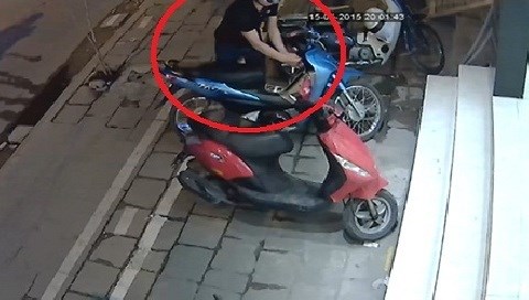 Phá khóa, trộm xe máy trong 2s giữa đường đông ở Hà Nội