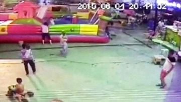 Trung Quốc: Nhà phao bị thổi bay, bé 3 tuổi thiệt mạng