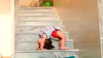 Thán phục trước màn uốn dẻo như kẹo của bé 2 tuổi