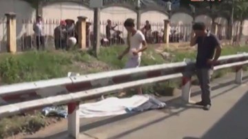 Đứng giữa đường ray bị tàu đâm chết