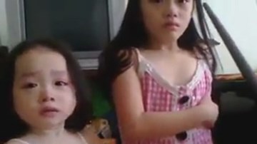 Cười vỡ bụng với hai bé gái bị bố phạt vì đánh nhau