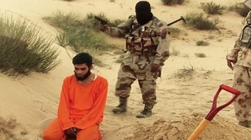 IS lại tung video ép tù nhân tự đào hố chôn