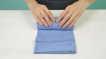 Mẹo gấp áo thun cực nhanh, tiện lợi cho đi du lịch