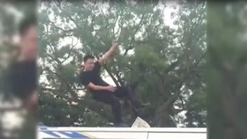 Xôn xao clip thanh niên 