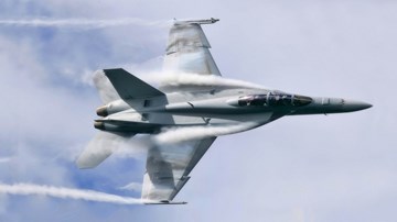 Cận cảnh trận không chiến giữa F-18 với Mig-29