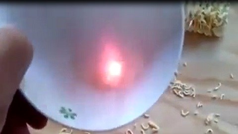 Xôn xao clip muối gia vị mỳ tôm cháy như lưu huỳnh?