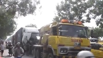 Kinh hoàng tai nạn liên hoàn giữa 3 xe container