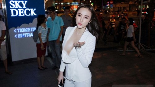 Angela Phương Trinh táo bạo khoe vòng 1