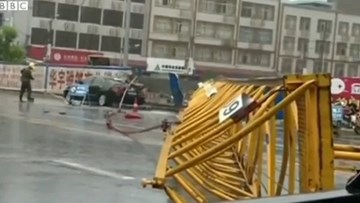 Mưa lũ quật đổ dầm cầu ở Trung Quốc