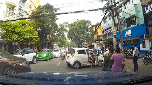 Nữ tài xế quay đầu ôtô, cả phố dừng xe...ngắm