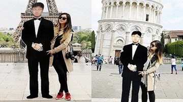 Cảm động cô gái ôm hình cha đi khắp thế giới