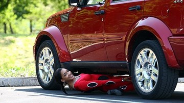 9X có khả năng uốn người chui qua gầm ôtô không cần chạm đất