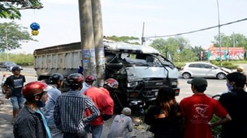 Xe ben “điên” đại náo trên đại lộ giữa Sài Gòn