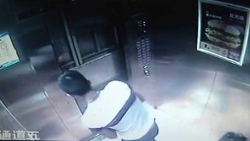 Thanh niên 'ngứa chân' đá hỏng cửa thang máy bị phạt gần 100 triệu đồng