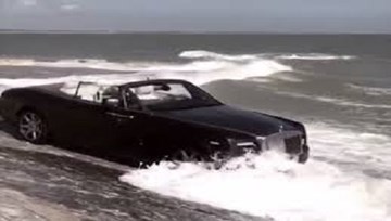 Thả Rolls-Royce nửa triệu đô xuống biển