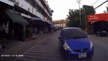 Ôtô lấn làn bị đâm lật ngửa