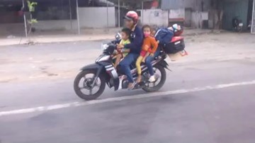 Người phụ nữ bật ngửa ra nằm ngủ trên xe máy chở 5