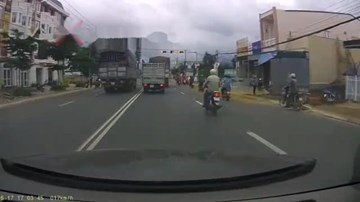 Xe tải lấn đường vượt đèn đỏ cực nguy hiểm