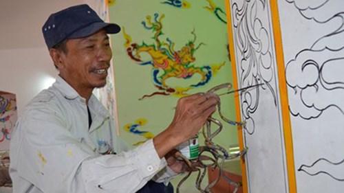 “Dị nhân” vác bộ móng 50cm đi tô rồng vẽ phượng