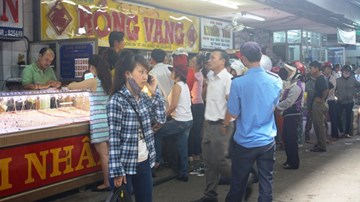 Nghe tin đồn, hàng trăm người đổ xô bán vàng