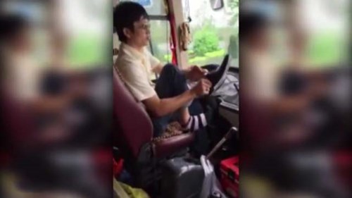 Đình chỉ tài xế buông vô-lăng để mang giày