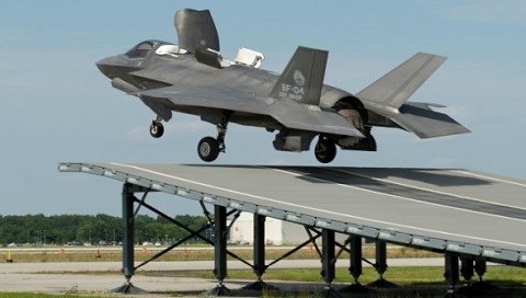 Siêu tiêm kích F-35B lần đầu cất cánh từ boong phóng dốc cực đỉnh