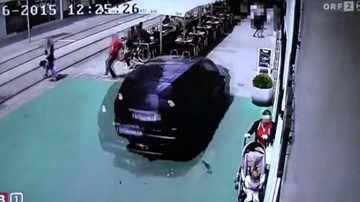 Kinh hoàng xe “điên” càn quét người đi bộ, cán chết 3 người