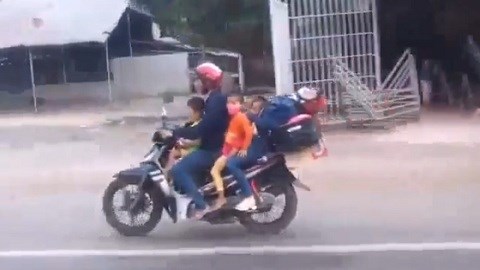 Bá đạo cảnh ngủ ngửa trên xe máy kẹp 5