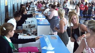 Khách du lịch tháo chạy khỏi Tunisia sau khủng bố kinh hoàng